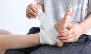 捻挫・打撲・挫傷などの症状は負傷原因が明確なので保険適用にて承ります
